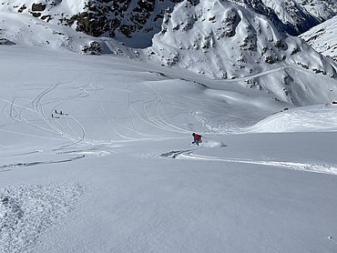 Spuren ziehen im Pulverschnee © Skischule Pitztal Kirschner Werner